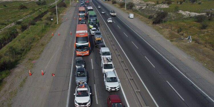 Santiago se desocupa: gran salida de autos marca el inicio del fin de semana largo.