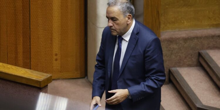 Senador Espinoza señala a la centroizquierda por la actual situación política: «Hemos entregado el Gobierno a la ultraderecha»