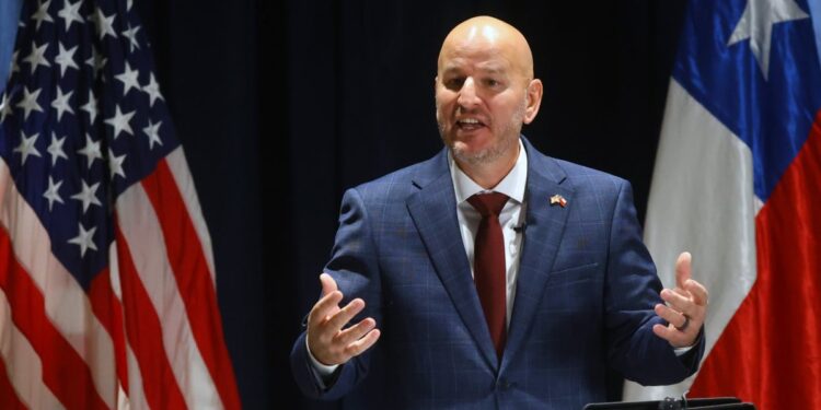 Embajador de EE.UU. en Chile se reunió con Kast y afirmó que «continuaremos promoviendo una cooperación práctica» entre ambas naciones.