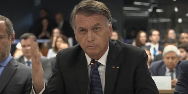 Bolsonaro confirma a su hijo Flávio como candidato a la presidencia en 2026.