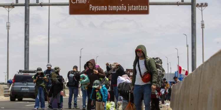 Ramos defiende el flujo migratorio en la frontera como «habitual» en respuesta a las críticas del gobernador de Arica.
