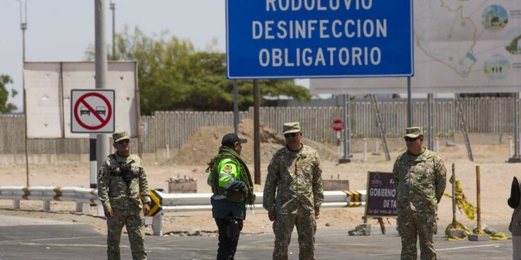 Preocupación por un posible gobierno de Kast y obstáculos en Perú impulsan la salida de migrantes desde Chile: La Moneda rechaza calificarlo de «crisis».
