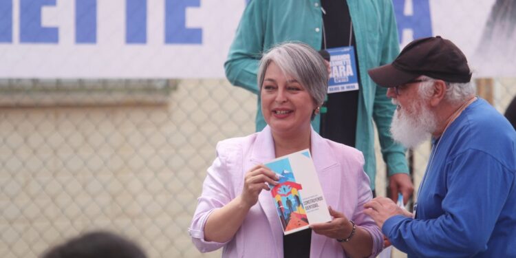 Jara golpea la mesa y demanda a Kast que aclare la controversia sobre la conmutación de penas: “No me ando corriendo.”