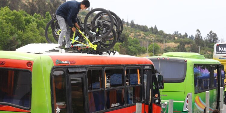 Más de 293 mil vehículos han abandonado la Región Metropolitana, y el feriado ha dejado cinco fallecidos en accidentes de tráfico.