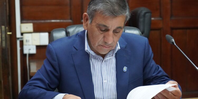 Contraloría revela la existencia de lazos familiares entre empleados de la Municipalidad de El Tabo.