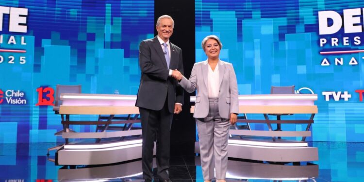 Kast afirma que «vamos a investigar los efectos en las Pymes» de la jornada de 40 horas, mientras que Jara admite que la ley «ha producido un costo laboral».