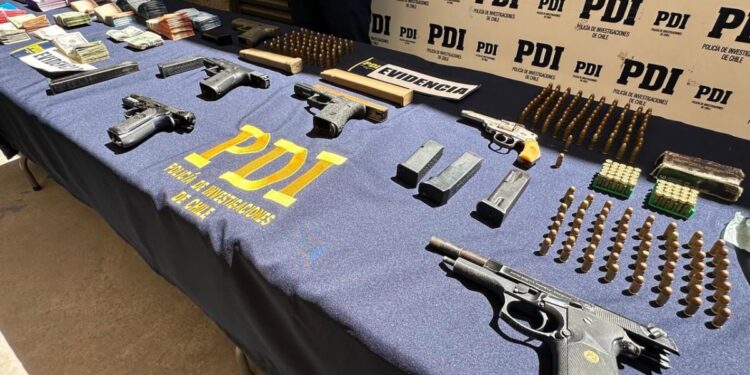 Condenan a un ciudadano venezolano por tráfico de migrantes en Arica: Hallaron droga, armas y una granada en su poder.