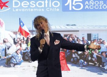 Farkas entregó viviendas a los damnificados en Quilpué, financiadas con la venta de un terreno donado por el empresario.