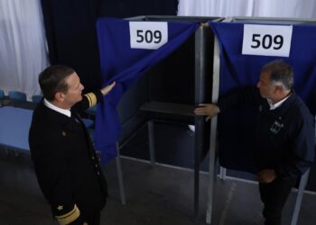 Jefe de Fuerzas de Valparaíso supervisó centros de votación: «Esperamos que la jornada transcurra con normalidad».