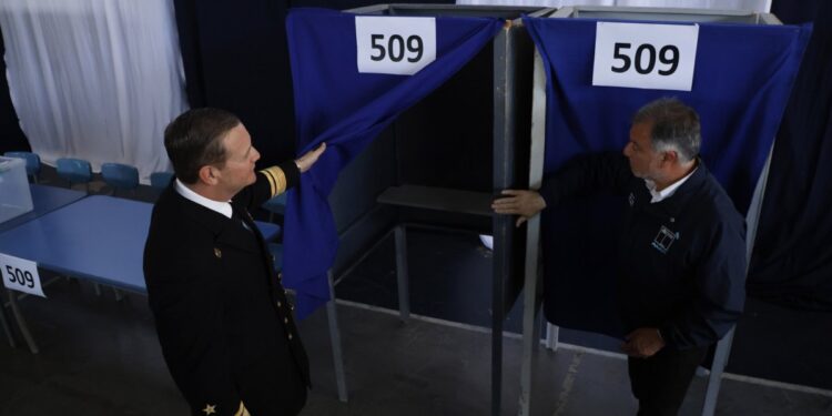 Jefe de Fuerzas de Valparaíso supervisó centros de votación: «Esperamos que la jornada transcurra con normalidad».
