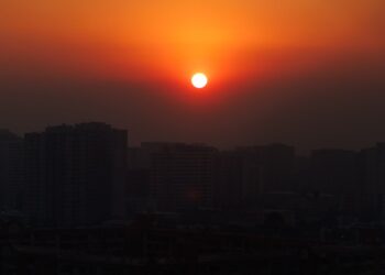 El incendio forestal en San Pedro ha arrasado más de 1.870 hectáreas y el humo ha afectado gran parte de la región Metropolitana.