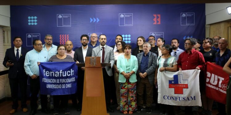 «Polémica por la ‘Ley de amarre’ para funcionarios públicos: el reajuste fiscal del 3,4% incluye medidas que restringen los despidos»