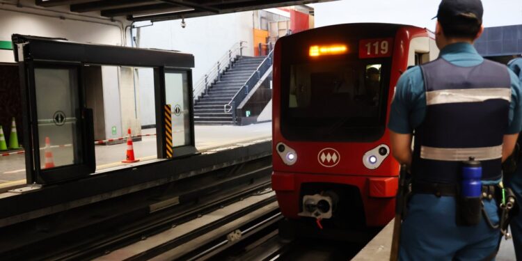 Metro de Santiago comienza la instalación de puertas de andén en la estación San Pablo.