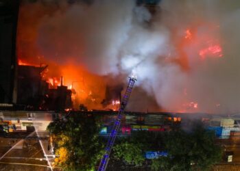 Hombre sufre quemaduras en el 80% de su cuerpo debido a un incendio que arrasó cuatro habitaciones y cinco locales en Estación Central.