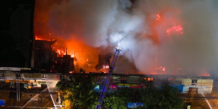 Hombre sufre quemaduras en el 80% de su cuerpo debido a un incendio que arrasó cuatro habitaciones y cinco locales en Estación Central.