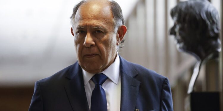 Simpertigue afirma, tras su destitución por la acusación constitucional, que «me han imputado la responsabilidad de la crisis del Poder Judicial».