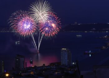 En el Muelle Barón se llevó a cabo con gran éxito la prueba del espectáculo de fuegos artificiales para el Año Nuevo en Valparaíso.