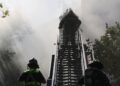 Dieciséis compañías de bomberos luchan contra el incendio en Alameda y Maipú.