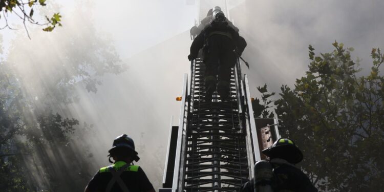 Dieciséis compañías de bomberos luchan contra el incendio en Alameda y Maipú.