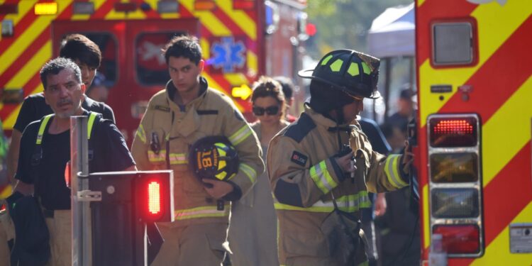Bomberos sofoca incendio en outlet del centro de Santiago tras una extensa operación.