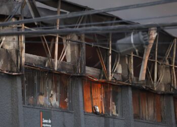 Incendio en bodegas de un mall en Huechuraba está bajo control, pero todavía no se ha extinguido: las pérdidas son millonarias.