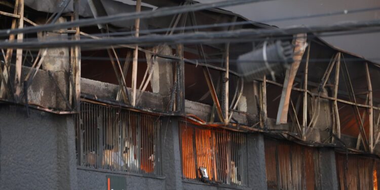 Incendio en bodegas de un mall en Huechuraba está bajo control, pero todavía no se ha extinguido: las pérdidas son millonarias.