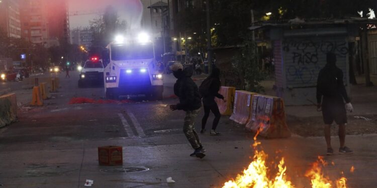 Condenan a hombre que asesinó a un activista con una «fogueta» durante el estallido social y provocó lesiones a dos carabineros en Santiago.