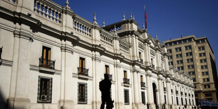 Oficializan solicitud a la Contraloría para iniciar una auditoría tras descubrir que más de 3,600 funcionarios del Gobierno continúan en teletrabajo.