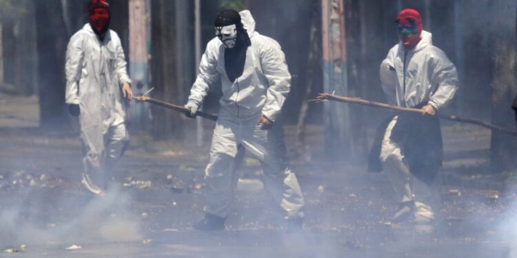 Dos estudiantes de 16 años quedaron en internación provisoria tras lanzar bombas molotov a Carabineros en el INBA.