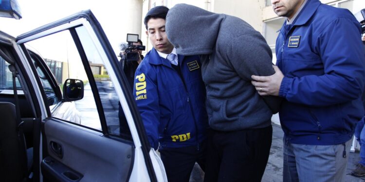 Un séptimo médico extranjero fue detenido por emitir licencias fraudulentas: un doctor colombiano enfrenta prisión preventiva.