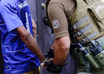 Investigan un intento de femicidio en Panguipulli: mujer presenta lesiones graves y su agresor se encuentra hospitalizado.