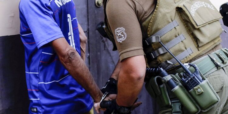 Investigan un intento de femicidio en Panguipulli: mujer presenta lesiones graves y su agresor se encuentra hospitalizado.