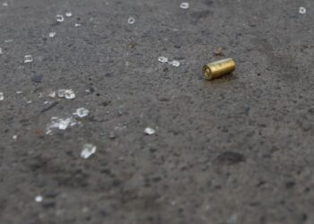 Detienen a dos individuos que realizaron disparos al aire en una feria navideña en Lo Espejo.