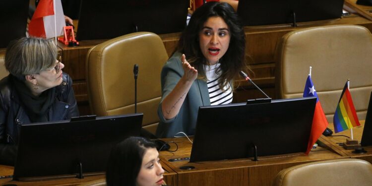 Frente Amplio apoya el protocolo laboral a pesar de la amenaza de acusación contra Grau.