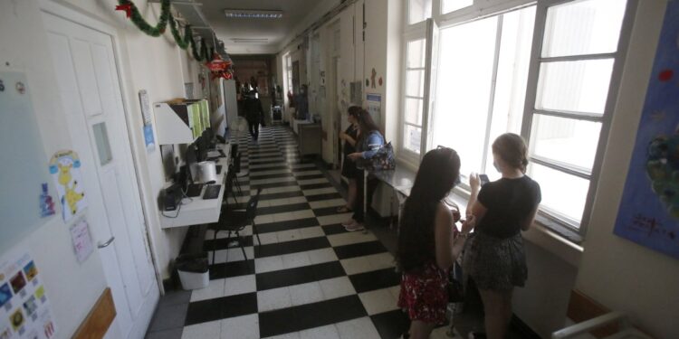 La Contraloría instruye al Minsal a publicar por completo el decreto que incorpora tres nuevas patologías al GES.