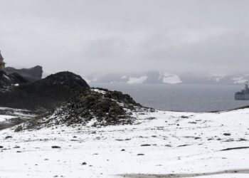 Confirman sentencia de 300 días de prisión a biólogo chileno por agredir sexualmente a una científica francesa durante una expedición a la Antártica en 2019.