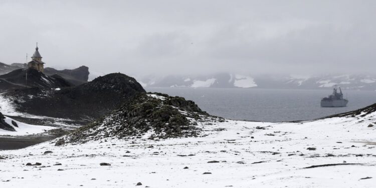 Confirman sentencia de 300 días de prisión a biólogo chileno por agredir sexualmente a una científica francesa durante una expedición a la Antártica en 2019.