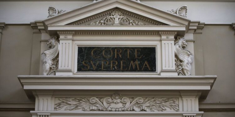 Corte Suprema pone en tela de juicio iniciativa de Kaiser para que el SML identifique restos sin requerir orden judicial.