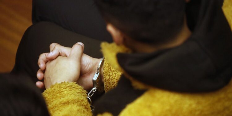 Comerciante es detenido y enviado a prisión preventiva por agredir a un funcionario municipal con un cuchillo en Barrio Meiggs.