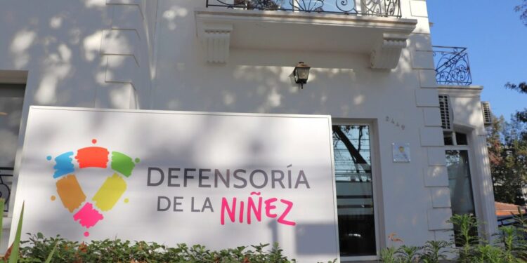 Defensoría presenta querella contra Mejor Niñez por enfrentamiento en centro de protección que dejó a un adolescente gravemente herido.