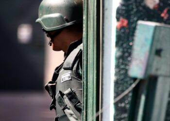 Gran operativo desmantela red de corrupción en prisiones de siete regiones del país: 44 gendarmes arrestados.