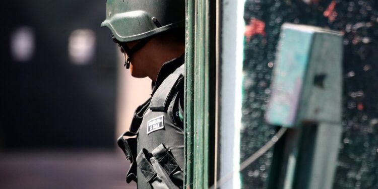 Gran operativo desmantela red de corrupción en prisiones de siete regiones del país: 44 gendarmes arrestados.