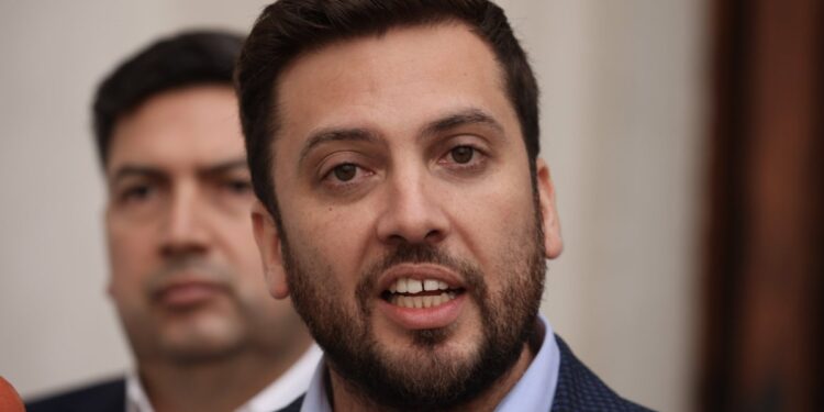 Tensión en el oficialismo: Soto critica la estrategia del Partido Comunista contra Kast.