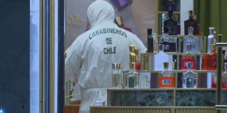 Ladrones sustraen casi $100 millones en perfumes de un exclusivo local en Vitacura.