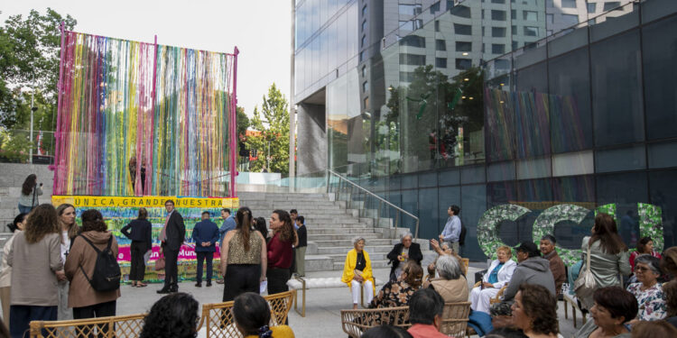 TRAVESÍA TEXTIL: obra monumental hecha por 500 mujeres celebra los 175 años de CCU.
