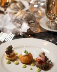 Una noche de brillo, gastronomía y celebración da la bienvenida al 2026 en Monticello.