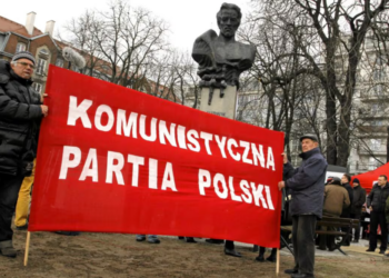 Tribunal Constitucional de Polonia decreta la disolución del Partido Comunista por su ideología totalitaria.