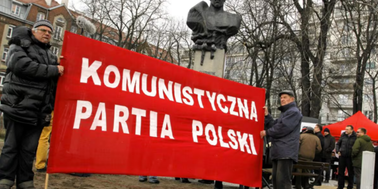 Tribunal Constitucional de Polonia decreta la disolución del Partido Comunista por su ideología totalitaria.