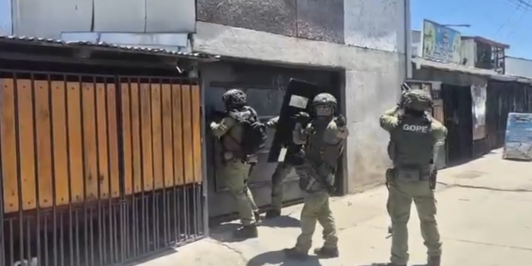 Operativo policial en Talca desmantela dos puntos de venta de droga y arresta a seis personas.