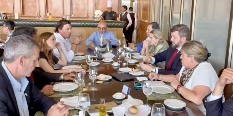 ¿Convicción o conveniencia? Camila Flores se une a los Libertarios y se distancia cada vez más de Renovación Nacional.